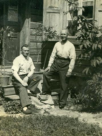 KKE 3077-31.jpg - Dom rodzinny. Od lewej: Zenon Czerniewski z kolegą, Wilno ul. Brzeg Antoholski 6, 1935 r.